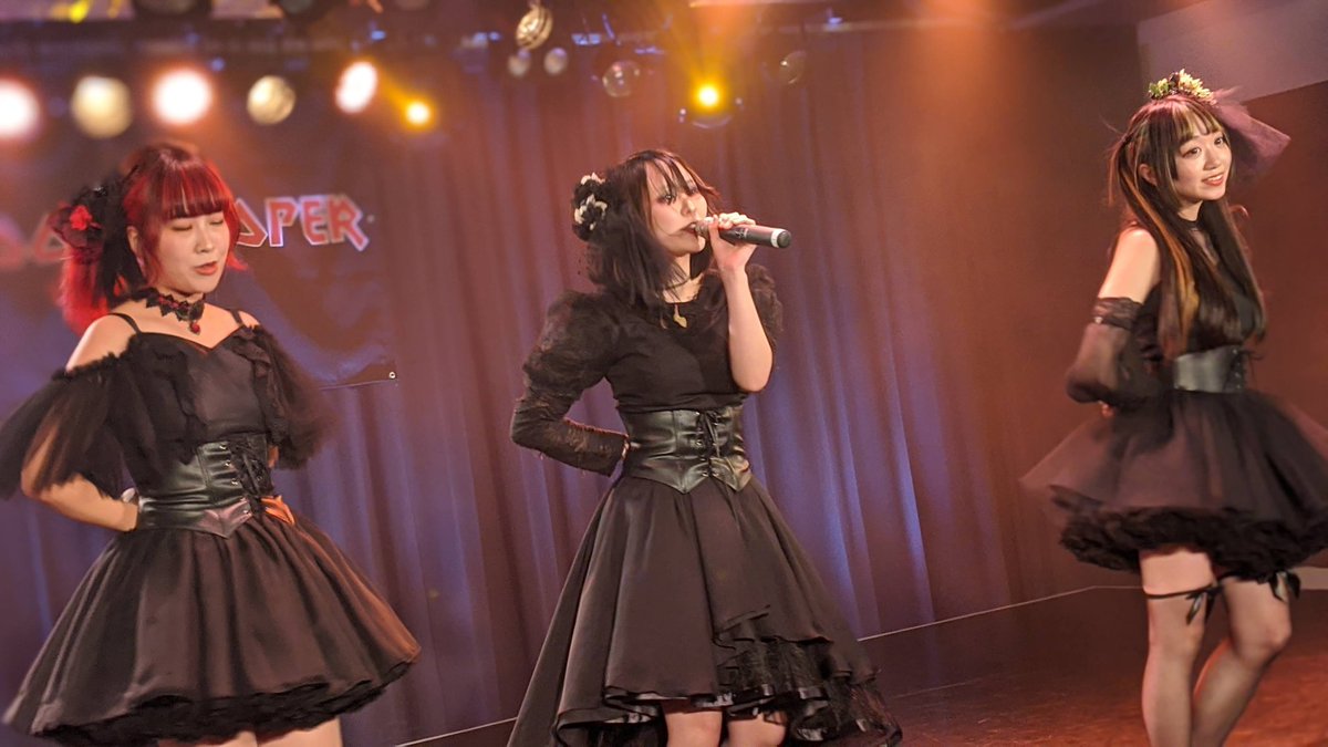 shunkan1971's tweet photo. 2020/01/26
新宿ジールスタジオ
#DropMaker 
#ドロプメ 
3月での解散発表から一変、1/27に解散となると…
まだデビュー何ヶ月？
早いよなぁ…
急遽(開場2時間前？)決まった「なんちゃってワンマンライブ」に駆けつけたなぁ。 https://t.co/ab955OiLuB
