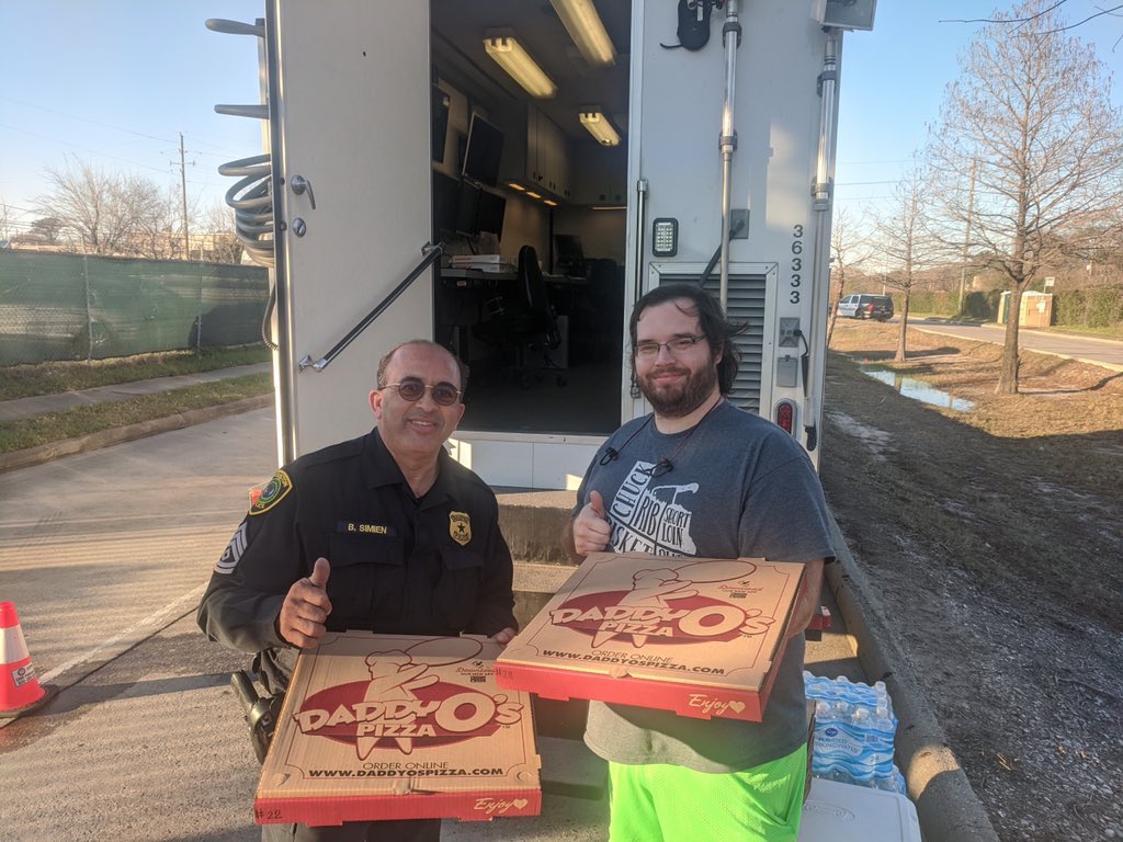Thank you so much to <a href="/DaddyOsPizzaHou/">DaddyO's Pizza</a> for donating pizza to <a href="/houstonpolice/">Houston Police</a> NW Division tonight, and thanks to Matthew with <a href="/cs_rescue/">CrowdSource Rescue</a> for arranging it and making the delivery!!