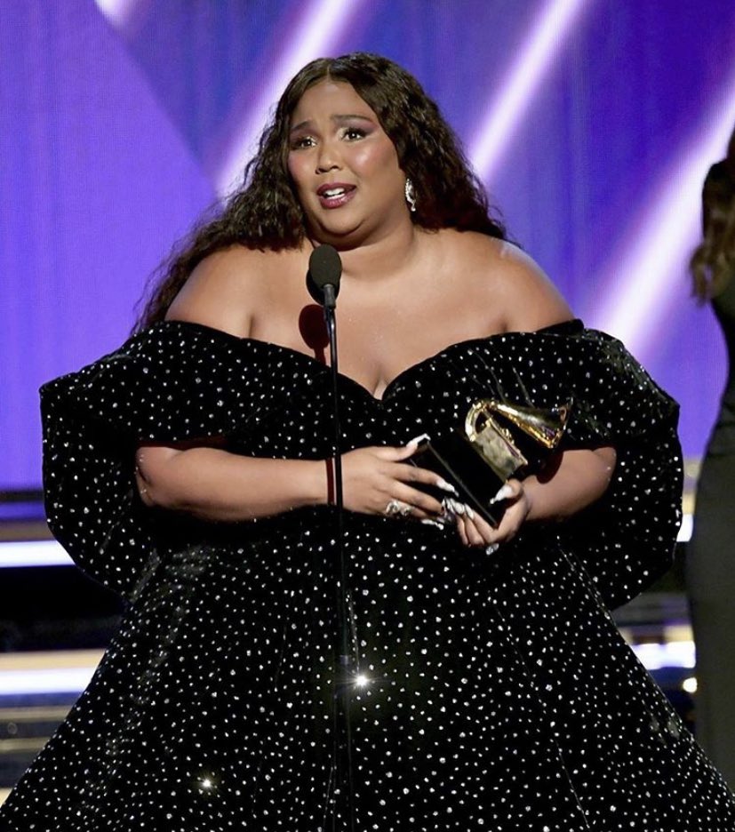everythingpop_'s tweet photo. #GRAMMYs : Lizzo just won Best Pop Solo Performance 🥳🤗

"This is the beginning of making music that moves people again... Making music that liberates people." We couldn’t agree more here’s to a new year in music @lizzo https://t.co/twE2eNtYXh