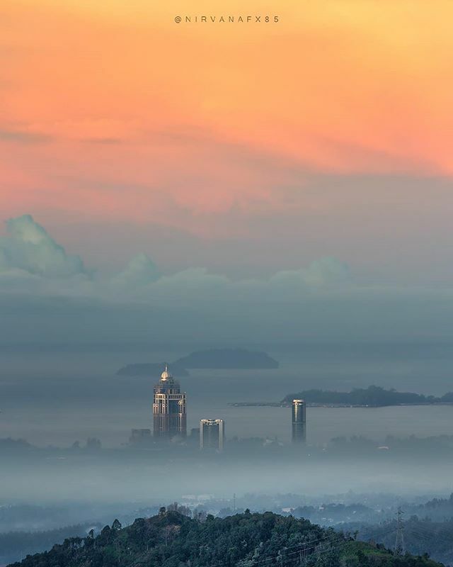 nirvanafx85's tweet photo. Misty morning in Kingfisher area 
@kkcity #kkcity #sabahpotd @sabahtourism https://t.co/26UxTia40T https://t.co/w8pSkNlwWq