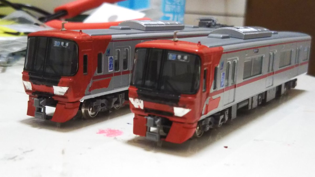 70049Thomas's tweet photo. みゅーさんから令和アンテナが近鉄の22000系のものが酷似していると聞いたので、2233fと9501fを交換してみました！
#名鉄Nゲージ
#9501f
#2233f https://t.co/oVwFNtIjBG