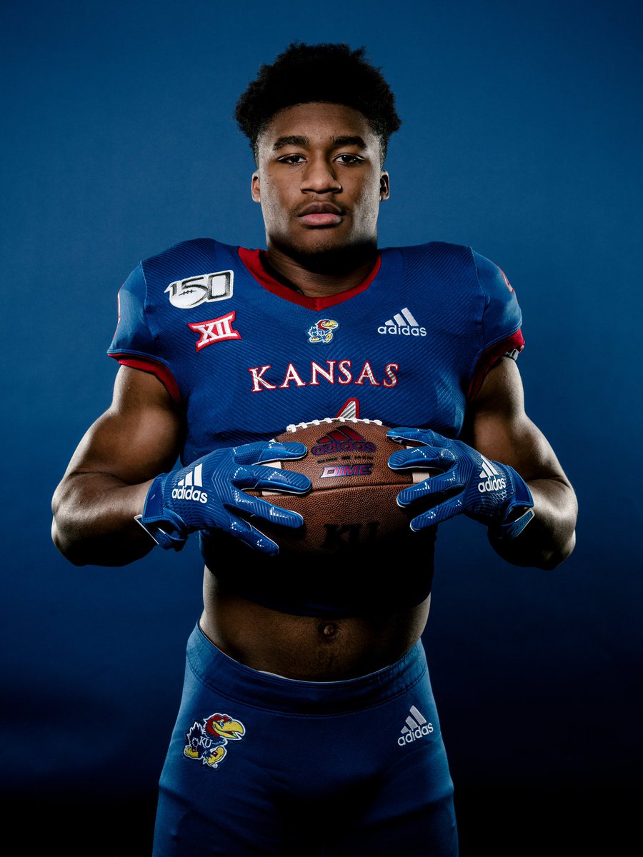 Dev_Neal23's tweet photo. Had a great junior day visit! Thank you @CoachLesMiles @coachtonyhull and all the KU staff!! #run21’ 🔵🔴 https://t.co/AjqwykGDpm