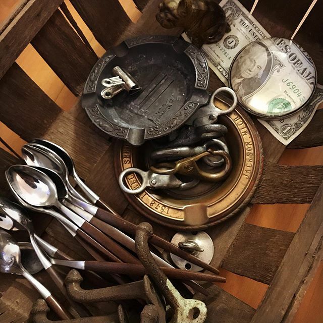 peacereiji's tweet photo. .
Buying

#oddmentstore 
#vintage
#vintageshop
#antique 
#antiqueshop
#vintageleathershoes
#usedleathershoes
#vintageinterior 
#antiqueinterior
#ヴィンテージカトラリー
#アシュトレイ
#ヴィンテージ雑貨
#ジャンク
#大阪
#鴫野
#京橋 https://t.co/tlnlKBTo9b https://t.co/S95W37CXLf