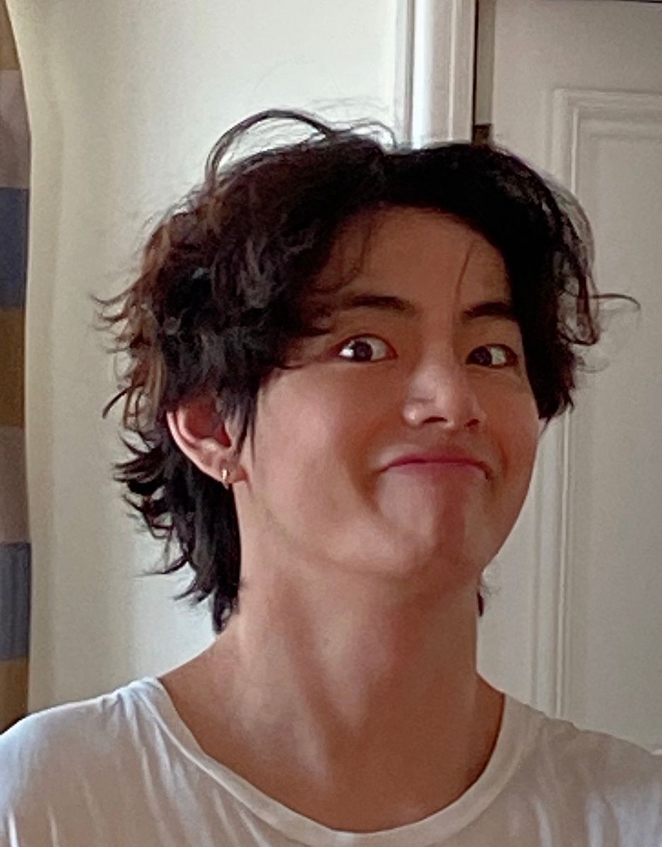 MyYou__JungKook's tweet photo. Sólo me puedo guiar por lo que se comenta por Twitter porque no puedo verlos..... y estoy ..... AAAAAAAAAAAHHHH!!!!!!

Estoy nerviosa se viene su actuación porque ya no están sentados!!!

#BTS @BTS_twt 
#GRAMMYs https://t.co/50K2vdJuUM