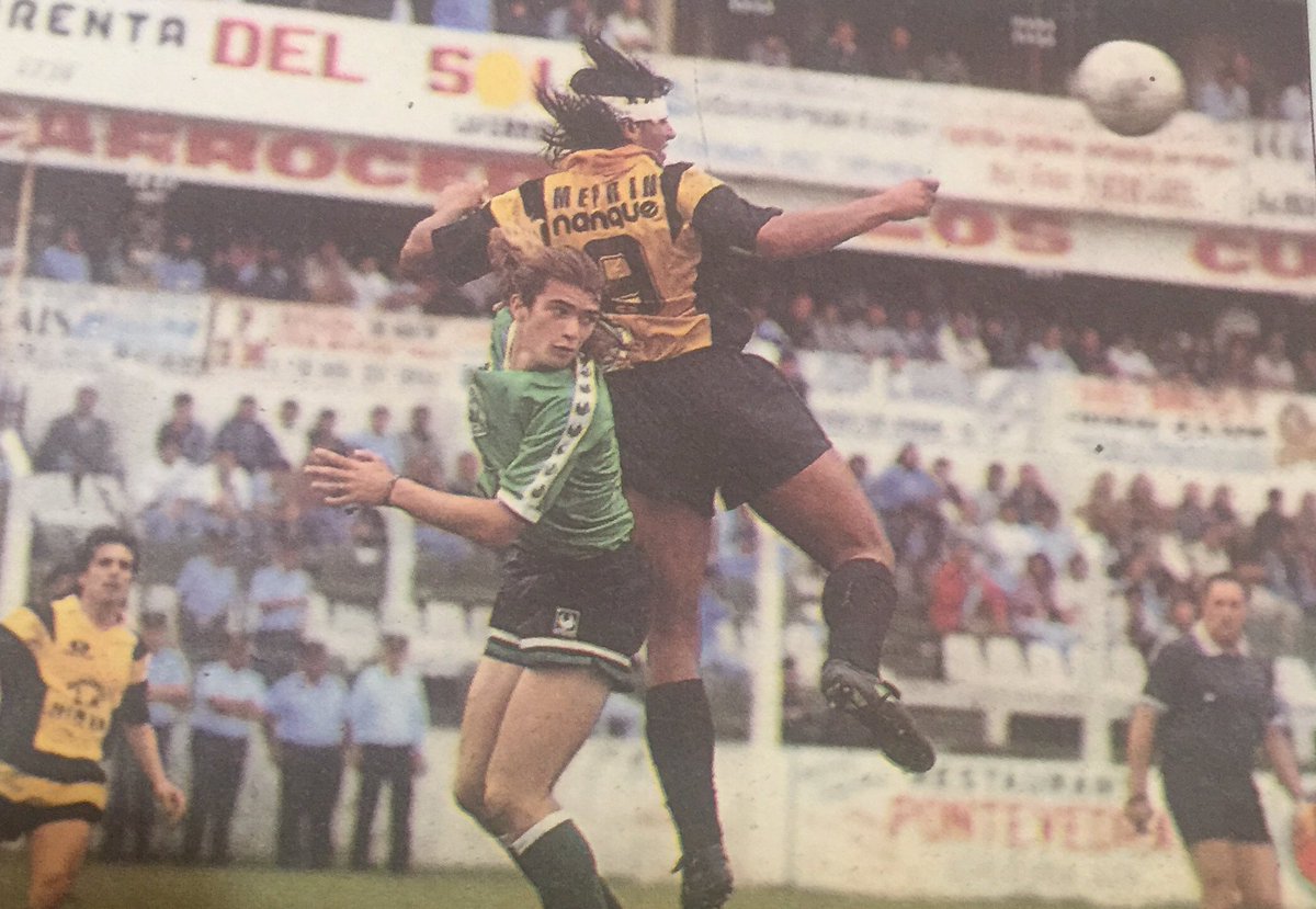 AscensoRetro's tweet photo. Bustos y Medran, disputando el clásico de la matanza entre #Laferrere y #AlmiranteBrown. 

👉🏻¿Te acordas el resultado de ese partido? https://t.co/DGIsp5mgQU