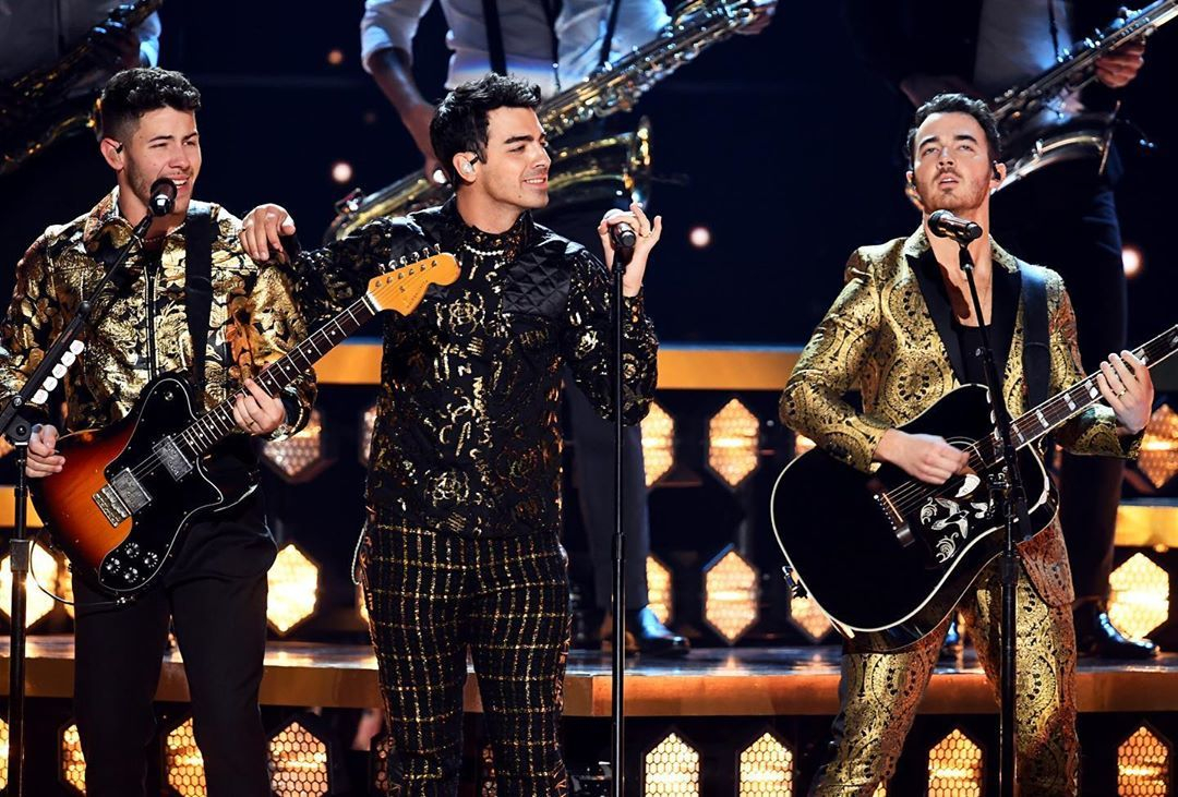 umusicpt's tweet photo. Surprise! Jonas Brothers apresentaram a nova música “Five More Minutes“ no palco dos #GRAMMYs e animaram todos com a sensacional primeira performance de “What a Man Gotta Do” https://t.co/qEpUdAcUUm