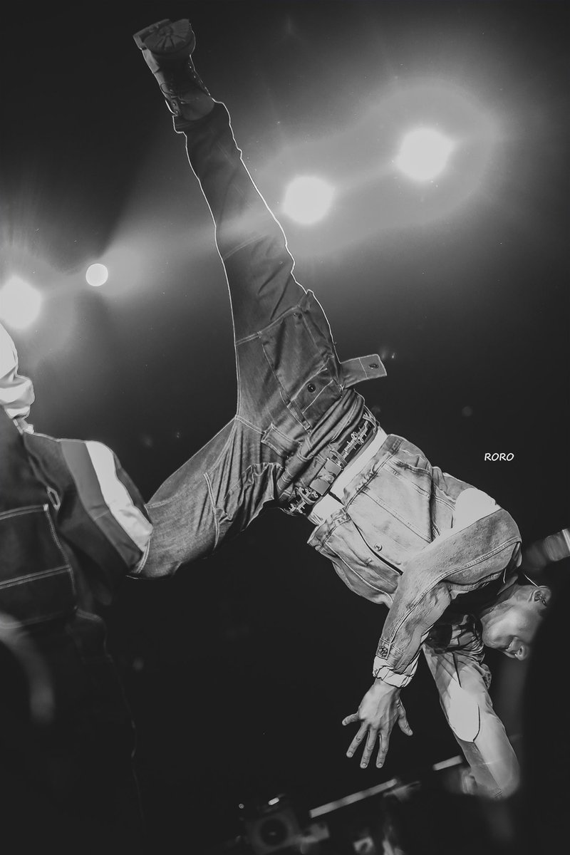 Really like his handstand, tried several times to take pics of him, but not really satisfied🥴 (the reason why can’t take nice pics of it is ELFs always excited when he did so and my sight blocked 🤣)
<a href="/siwonchoi/">Siwon Choi</a>  #siwon  #superjunior #SS8inMacau #2YA2YAO 
[PLZ Give Credit]