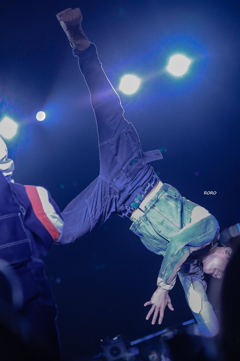 Rorow47's tweet photo. Really like his handstand, tried several times to take pics of him, but not really satisfied🥴 (the reason why can’t take nice pics of it is ELFs always excited when he did so and my sight blocked 🤣)
@siwonchoi  #siwon  #superjunior #SS8inMacau #2YA2YAO 
[PLZ Give Credit] https://t.co/ODLaa5h7Qj