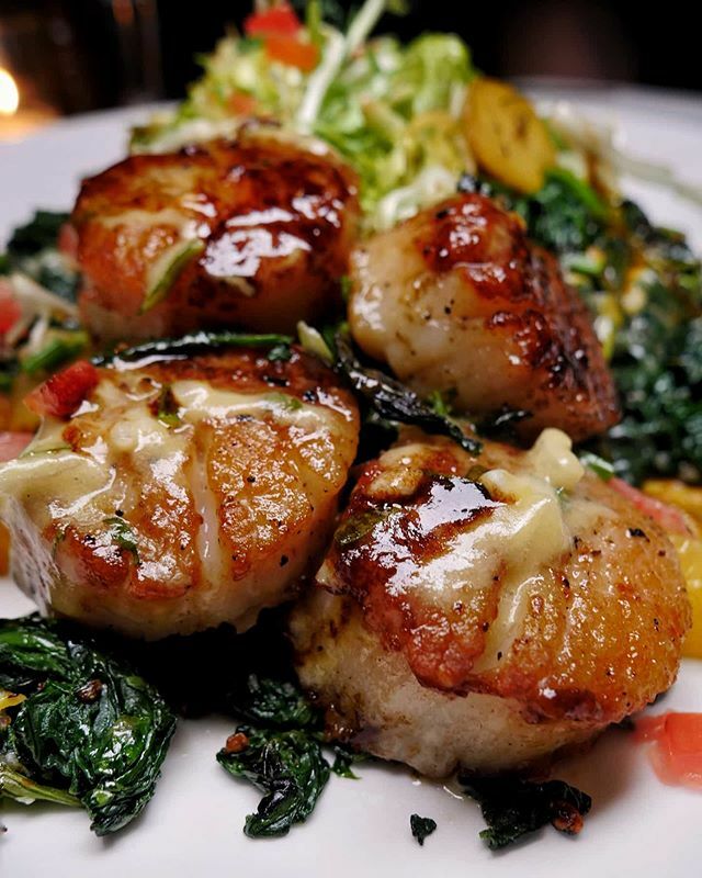 🏄🌊 SURF'S UP @cafedalsacenyc for the Pan-seared Diver Sea Scallops w/frisée, sautéed spinach, fingerling potatoes, orange &amp; grapefruit segments, and herb vinaigrette, my fav alongside their steak! ...but I'm secretly craving the BAECKEOFFE as well, a… ift.tt/38I9c3W