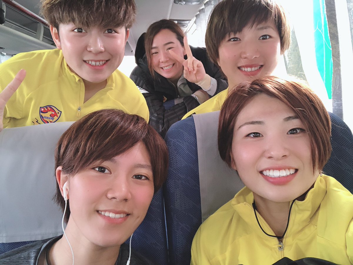 万屋 美穂 今日から鹿児島キャンプでのトレーニングスタートしました 午前からしっかり走ってtrしました あいにくの強風 暴風 でしたが その中でも全員で走りました 始まったばっかりですけど 約2週間みんなで頑張ります