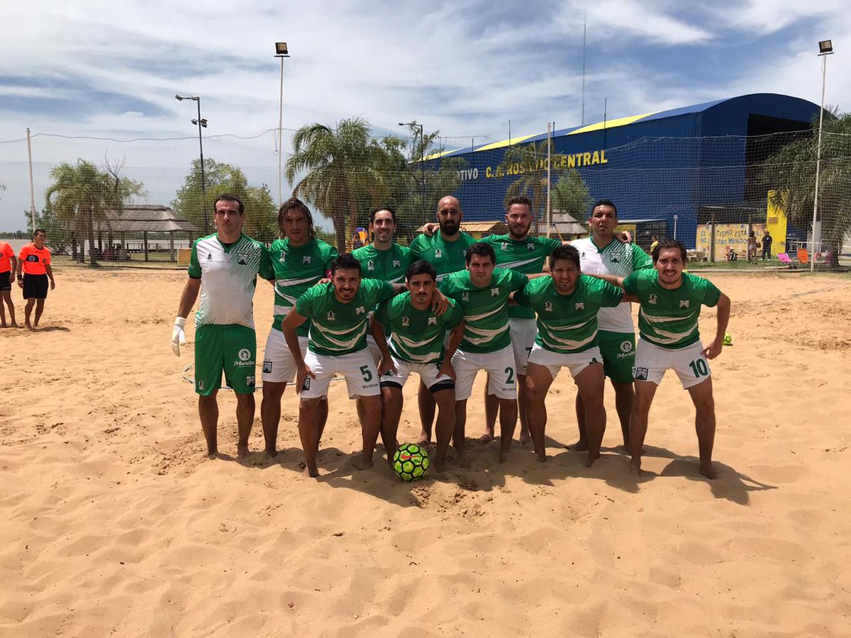 #FútbolPlaya ⚽️🏖️ Ganó #Ferro!!! Por la 4º Fecha del Torneo Apertura 2019/20 venció por penales 4-3 a #AtléticoZelaya de Pilar tras igualar 3-3 en el regular y 4-4 tras el alargue. Goles de Galarce, Alvarez Fernández, Clérici y López Grassi!
Oé suma 4 pts. (2G y 2P)!
#VamosVerde!