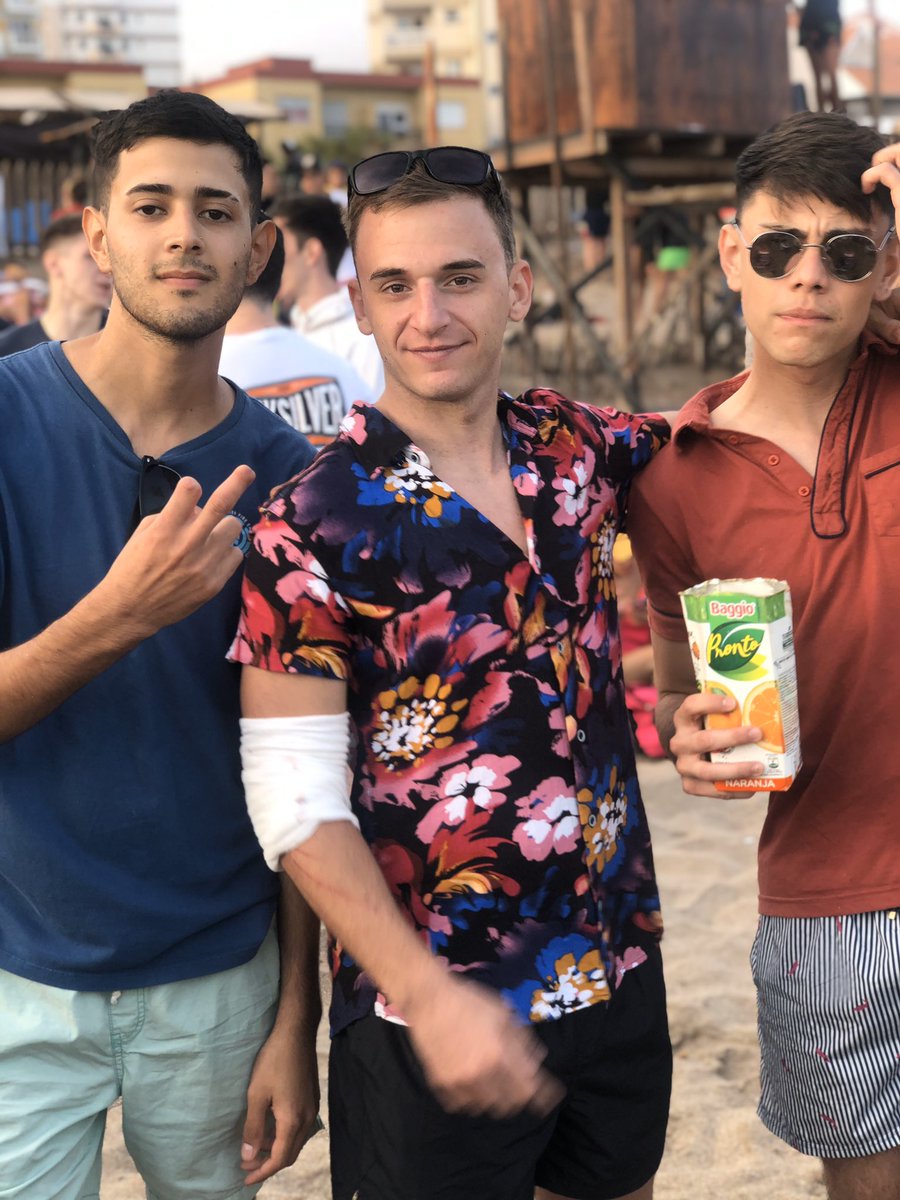 mariancarbone's tweet photo. alguien que la edite y le ponga los dedos q le faltan a mi amigo y a mi q me borren la venda xfa se los voy agradecer https://t.co/n4bTTntKEA