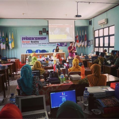 ShintaVR's tweet photo. #Millealab Bekerjasama dengan Ikatan Guru Indonesia @igipusat 

https://t.co/82LO3MAPmR

#vredukasi #vrpendidikan #education #vreducation #vrforgood #indonesia #gurucanggih #guruhebat #teknologi #shintavr #gurukreatif #ppbt2019 #kemenristek #kemendikbud #arvrinedu https://t.co/CSmGIiwLSY