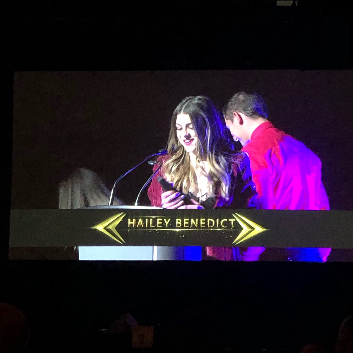 CountryMusicAB's tweet photo. The Horizon Youth Award goes to... @thatsmehaileyb!
.
Award sponsored by @ImacManagement
#ALBERTACOUNTRYMUSIC #CANADIANCOUNTRYMUSIC #ABCOUNTRYMUSIC #ACMA2019
#ACMA #ACMAAWARDS2019 #haileybenedict #horizonyouth #imacmanagement https://t.co/5nIx563emp