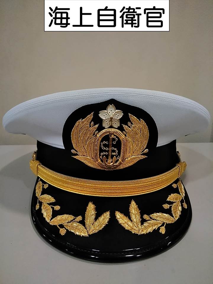 陸上・海上・航空自衛官の佐官用正帽のひさしには桜花桜葉模様が付い