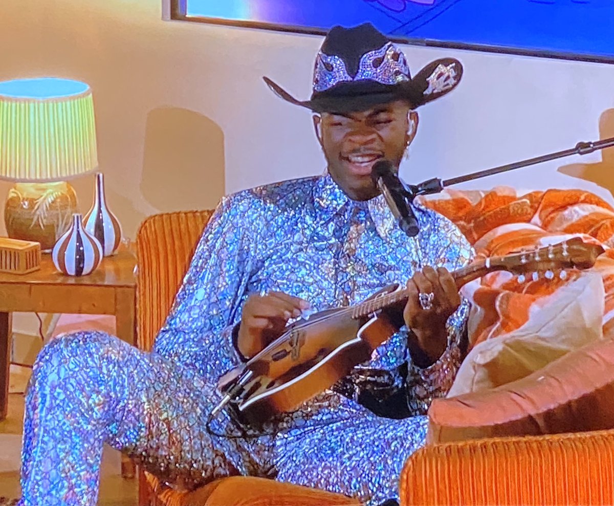 Nikki_LLS's tweet photo. My 4yo would sell all her LOL dolls to have an outfit this sparkly. #GRAMMYs @LilNasX https://t.co/EPRYwYVxTW