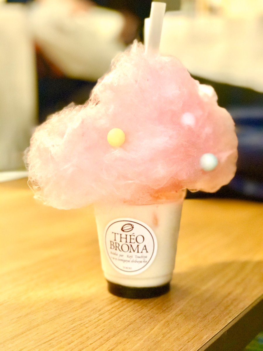 わたあめがのったタピオカミルクティー