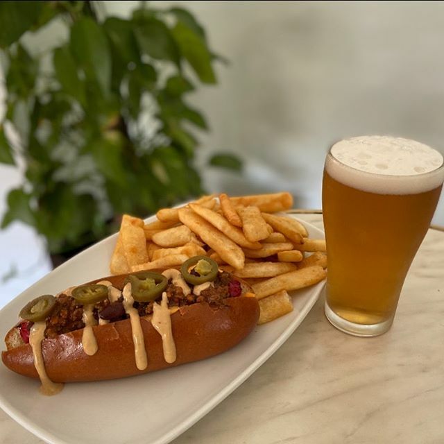 🚨 NEW SPECIAL 🚨 • $15 chilli dog 🌭 ~Frankfurt topped with chilli beef, American cheese, spicy mayo and jalapeños, served with fries ~
•
•
•
#hotdog #chillidog #sausagedog #special #food #beer #empirehotelannandale ift.tt/36y0ljz