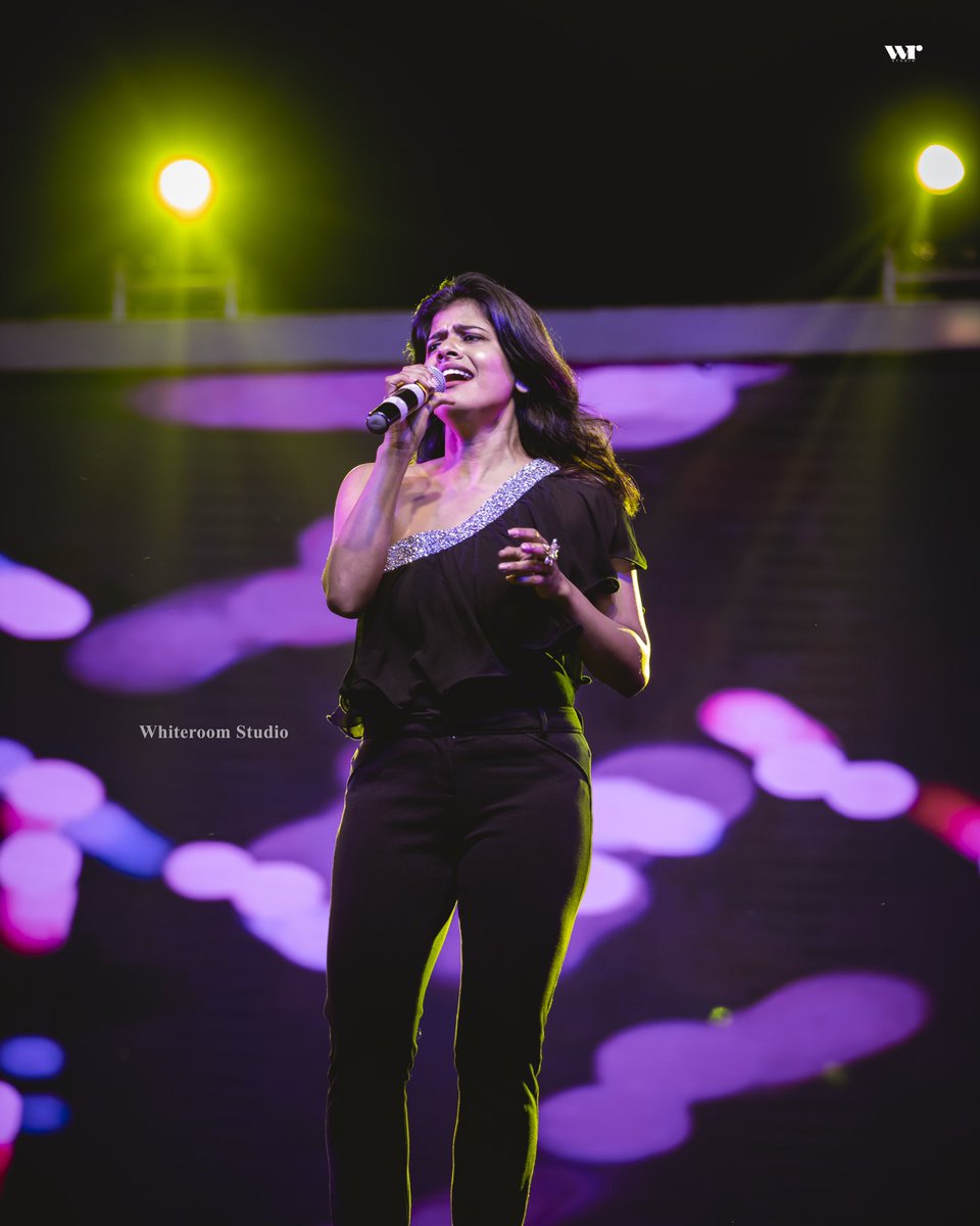 singerswagatha's tweet photo. கரை வரும் நேரம் பார்த்து கப்பலில் காத்திருப்போம் ...
எரிமலை வந்தால் கூட ஏறி நின்று போர் தொடுப்போம் ... 🔥
Photographs by Abinash Enbaraju White Room Studio performing for Renaissance Event Management Company with The NonViolinist Project #springup2020 #infoview https://t.co/2TnsgENqRG