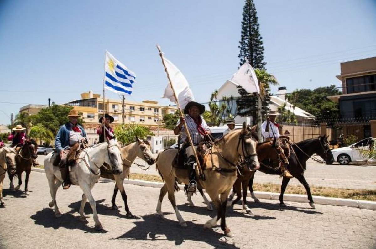 diariopopularRS's tweet photo. 21ª Cavalgada Cultural da Costa Doce encerra jornada de 270 km em Pelotas
Cerca de 80 cavalarianos do Rio Grande do Sul, Santa Catarina, Paraná, Uruguai e Alemanha participaram do evento.
Acesse https://t.co/u39Y5Kf7vE
(Foto: Divulgação - DP) #Trajeto https://t.co/OTMZehnGJZ