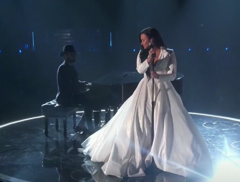 kanloost's tweet photo. DEMI IS BACK.

she cried and repeat.

#GRAMMYs https://t.co/EdtaXSfi4V