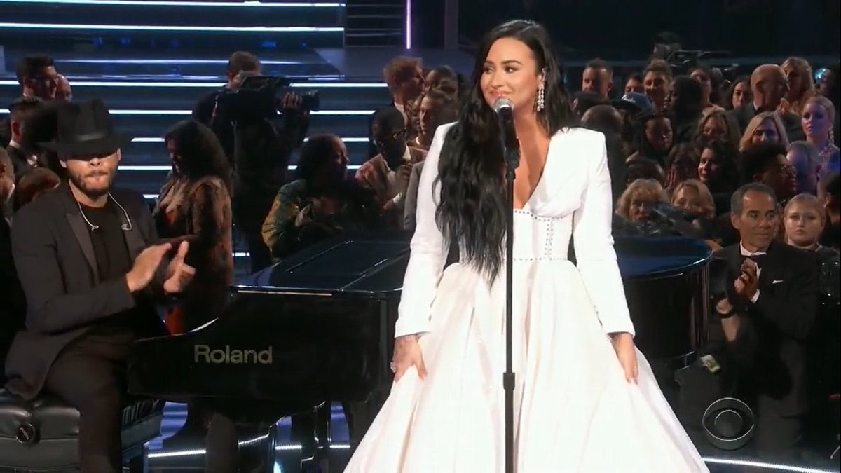 randomddl's tweet image. EU NAO AGUENTO ESSA MULHER