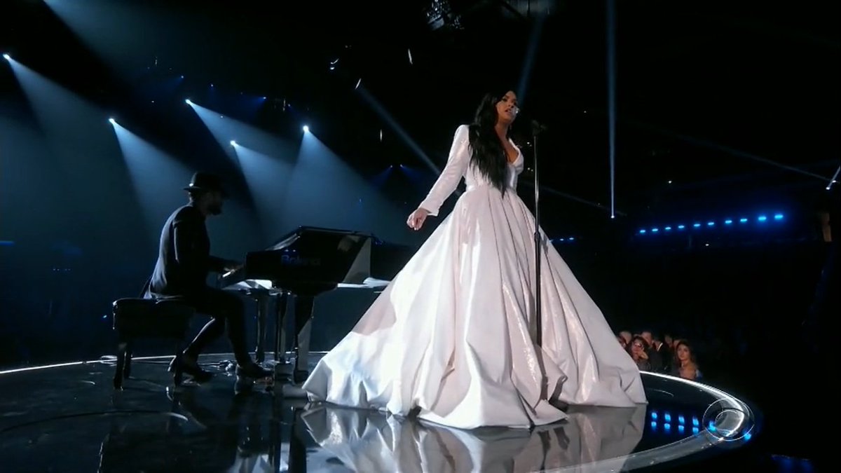 demilovatobr's tweet photo. Demi Lovato performando "Anyone" em seu retorno aos palcos no #GRAMMYs! https://t.co/HsAX56D4oa