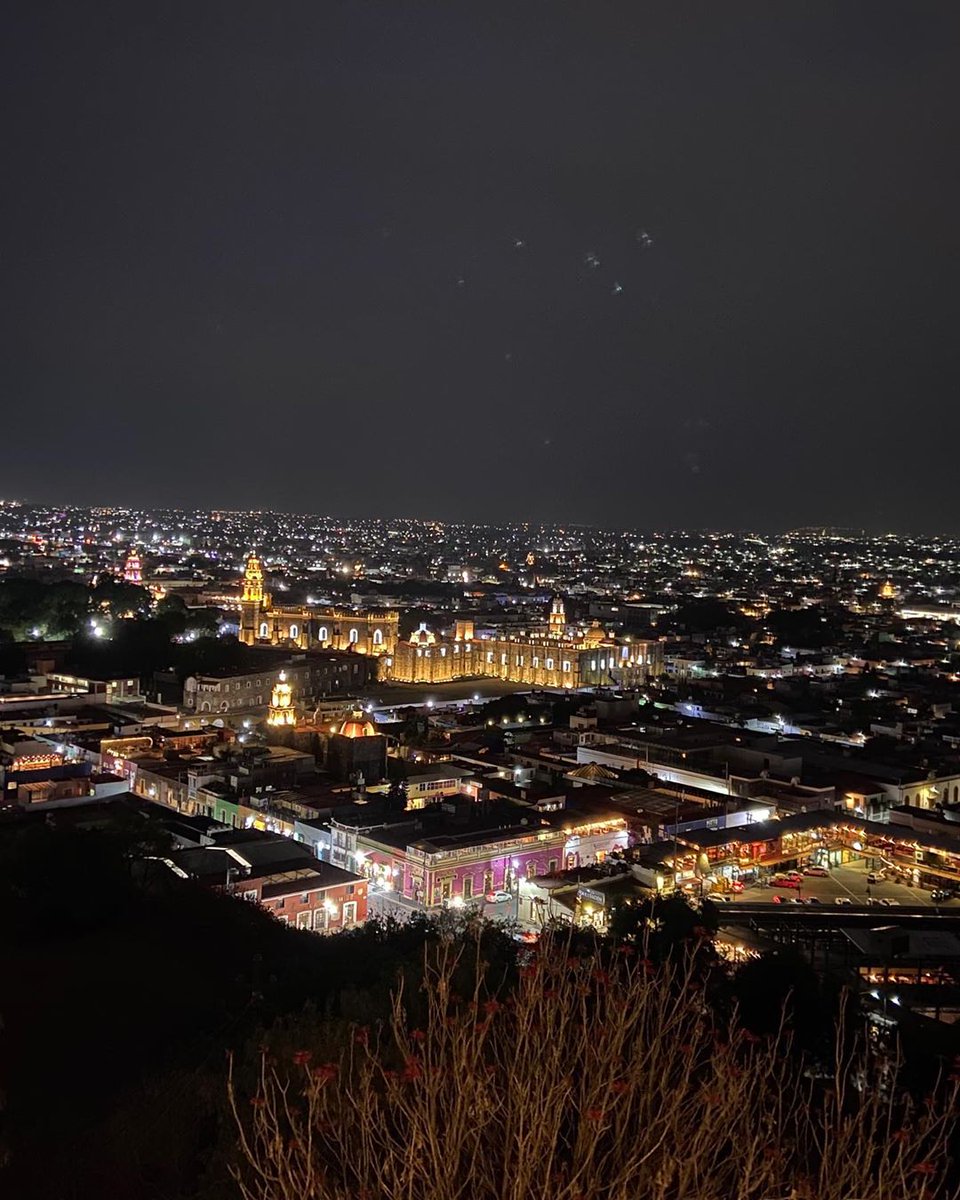 Con una increíble noche sobre el pueblo mágico de Cholula #Puebla les deseamos buenas noches 😴

Foto de Instagram de <a href="/bebetocho/">alberto jaramillo</a>