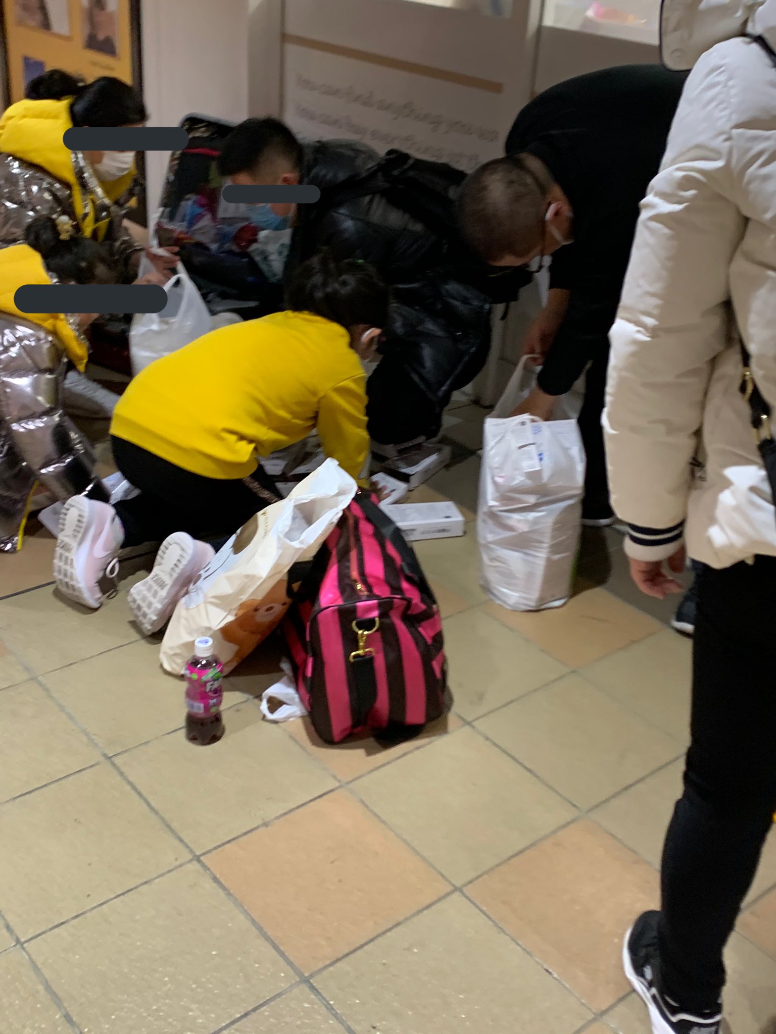 横山緑 Twitter પર 大阪駅でたくさんの外国人客がダイソーで箱入りマスクをほぼ買い占めてた 中国ではマスクが法外な1万5千円らしいな 俺は今さら感あるが タクシー加川から預かった唯我のリュックを忘れたんで取りに行って 横山緑 Twitter પર 大阪駅でたくさんの外国人客がダイソーで箱入りマスクをほぼ買い占めてた 中国ではマスクが法外な1万5千円らしいな 俺は今さら感あるが タクシー加川から預かった唯我のリュックを忘れたんで取りに行って