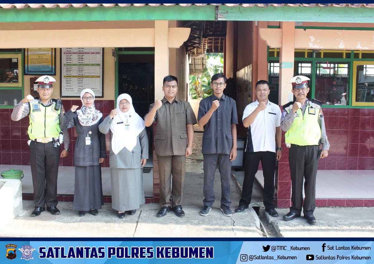 Police Goes To School dan Upacara Bendera di SD Negeri 2 Jatisari Kebumen  #kebumen #kebumentertiblalulintas #roadsafety