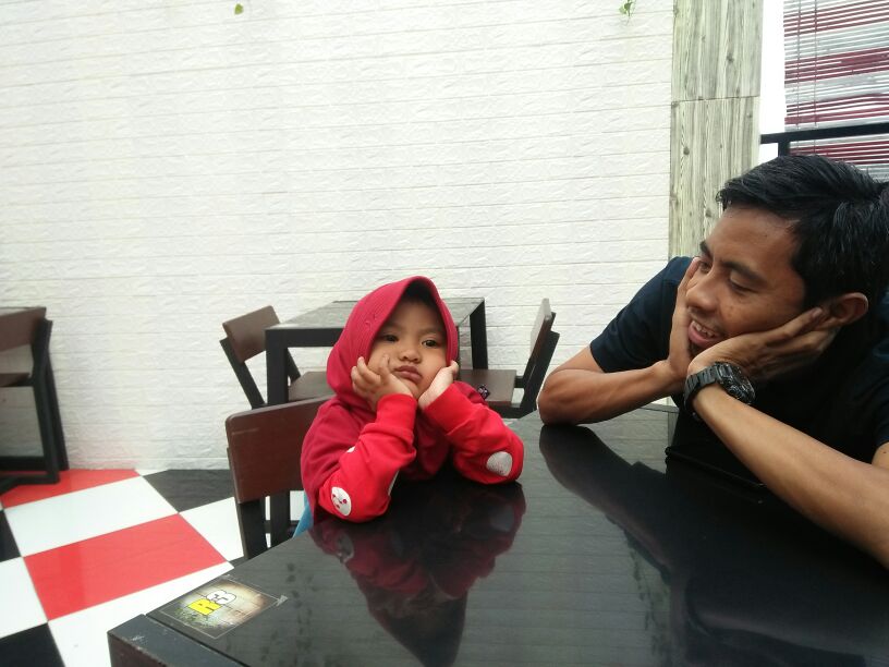 daniknorna's tweet photo. Anak sama bapak yg sama2 lucunya, love u both ❤❤❤ https://t.co/ipSlmTyy0U