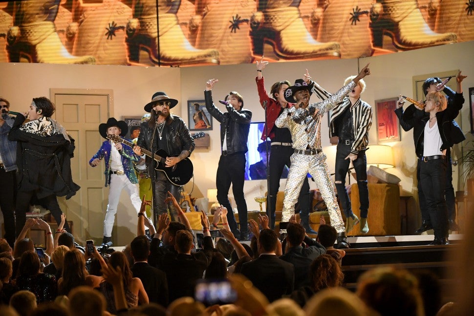 BUZZ (@buzz_access) on Twitter photo .<a href="/BTS_twt/">λ°©νμλ
λ¨</a> Joins Lil Nas X, Nas, Billy Ray Cyrus and More for 'Old Town Road All-Stars' #GRAMMYs Performance <a href="/BTS_ARMY/">BTS A.R.M.Y</a> .<a href="/BTS_twt/">λ°©νμλ
λ¨</a> Joins Lil Nas X, Nas, Billy Ray Cyrus and More for 'Old Town Road All-Stars' #GRAMMYs Performance <a href="/BTS_ARMY/">BTS A.R.M.Y</a>