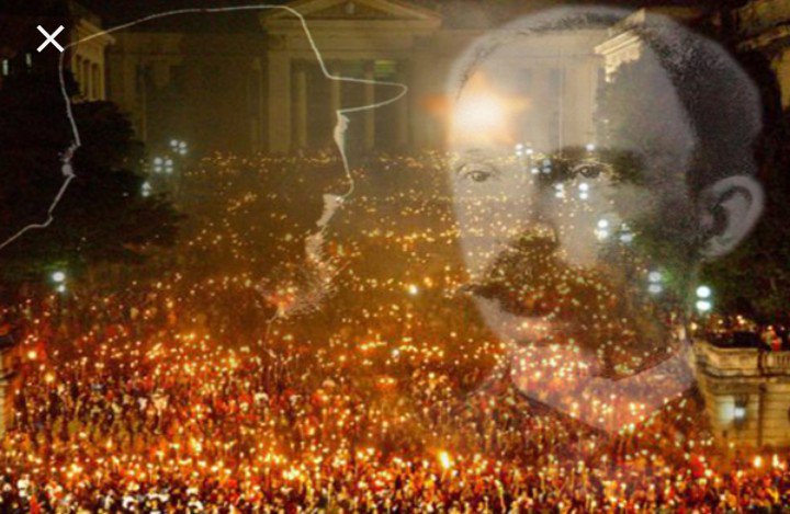 MarinaRiveraQu1's tweet photo. Que valeroso acto el d Fidel y los jóvenes universitarios q, desafiando a un tirano q no dudaba 1 minuto p' matar a los "revoltosos", se atrevieron a protagonizar la primera Marcha d Las Antorchas. Ahí está el gran ejemplo de #Marti y la altura del joven Fidel
#Cuba
@DeZurdaTeam https://t.co/Dqnk6E2zDB