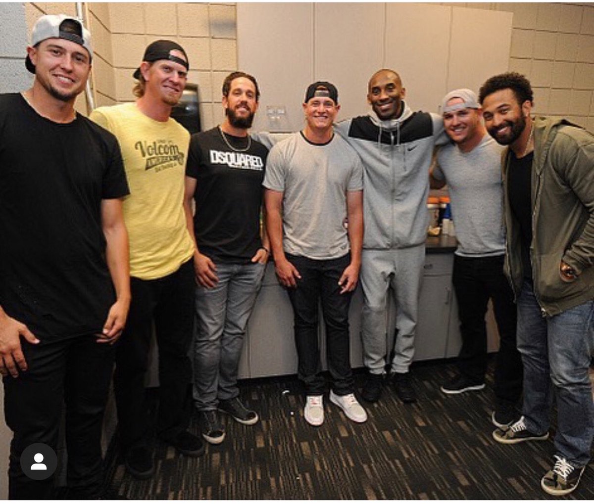 Weave1036's tweet image. One of the coolest days of my life.. in the training room after a suns game.. two people in this photo gone way to soon! #skaggy #mamba RIP