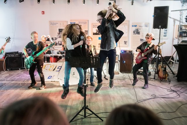 WhatsUpYukon's tweet photo. #YukonMontessoriSchool students win 'Rawk Camp' prize for their recycling efforts. https://t.co/BZ0XhbejNz #SpeedControl #NWTel A #YukonSeeItHere submission from Sara Tomson @zerowasteyukon https://t.co/WdRGik5mRk