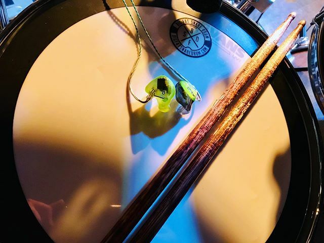 I was told my sticks look very sorry... I love these sticks and will be sad when they break...until their replacement comes in the mail 😁
.
.
#drummer #drummersofinstagram #drums #worshipdrummer #snaredrum #drumsticks #promarksticks #alclair #evansdr… ift.tt/2RuQ6Zp