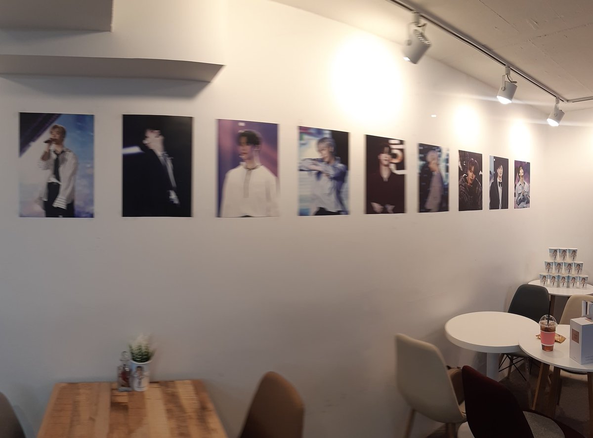 MOONLIGHT_98126's tweet photo. #기분이_좋은_날
#HAPPY_BINS_DAY
@derMond980126
더 역삼 카페에 다녀왔어요 ~
내부가 조금 작았는데 모두 빈이로 도배되어 있어서 너무 기뻤답니다 또, 예상치 못한 선착순 특전을 받게되어 너무너무 좋아요 ♡
이벤트 감사합니다 💕💕 https://t.co/0aNYgnOtzG