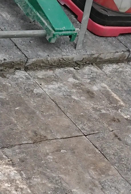 お茶の水橋に会ってきました。左右で違うレール、たった3,4㎝程の上物の下にずっといた歴史。通りかかる人は皆お喋りしてくれます。私が「手が届きそうで届かないあの石っころほしいです～」と口にしたら…俺も‼️私も欲しい‼️戦前を知ってる石欲しい❗…と周囲の皆さんも同じ気持ちだった様です。 