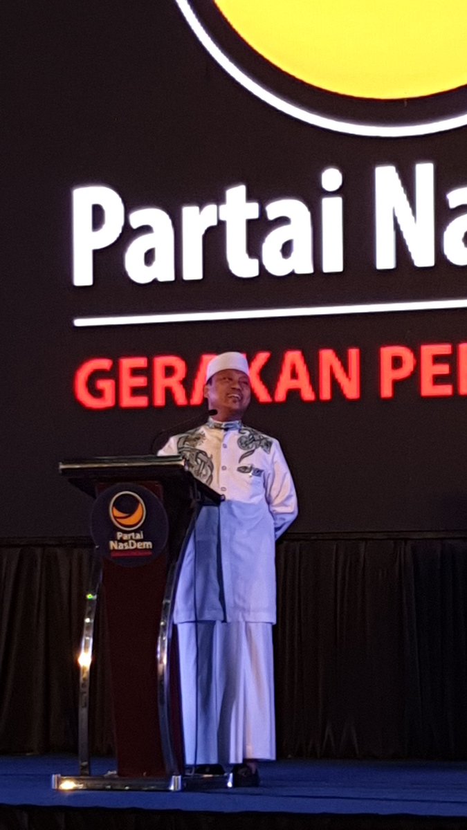 Sosoknya sederhana, gaya bicaranya khas makassar, ya Ustad Dasad Latif memberikan Tausyiah dalam acara konsolidasi DPW,DPD NasDem Se.Indonesia...
#nasdemantimahar