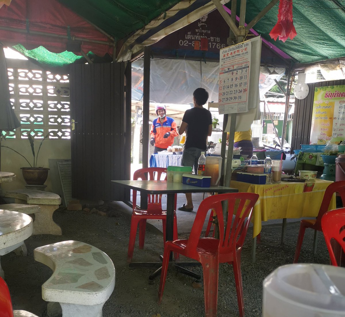 STARBUCKONLY's tweet photo. บุรุษไปรษณีย์แวะมาจอดร้านก๋วยเตี๋ยว ป้าคนขายตะโกน "แวะมากินน้ำให้ชื่นใจก่อนแล้วค่อยไปส่งต่อ" คุณลุงก็ไปเทเก๊กฮวยใส่ถุงมาให้ พี่ไปรษณีย์ยกมือไหว้ขอบคุณใหญ่ คาดว่าแกคงแวะมากินทุกวัน Made my day มาก ❤️ https://t.co/vnxnboTXy6