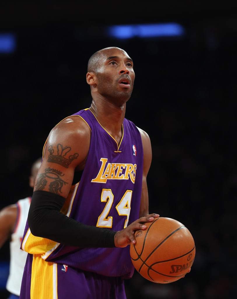 Se nos acaba de ir uno de los mejores deportistas de la historia y de la NBA 
Grande como jugador y más si cabe como persona.
Kobe Bryant y su hija Gianna de 13 años mueren en un accidente de helicoptero mientras iban de camino a un partido de baloncesto de la niña.