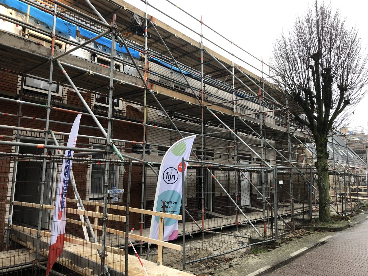 DeWoonplaats's tweet photo. Afgelopen woensdag was er een #kijkmiddag voor de toekomstige bewoners van de 50 eengezinswoningen Lage Bothof in #enschede. Enthousiaste bewoners kwamen in groten getale kijken naar de #nieuwbouw van @fijnwonen en @VanWijnenGroep. https://t.co/3nSyg003SR