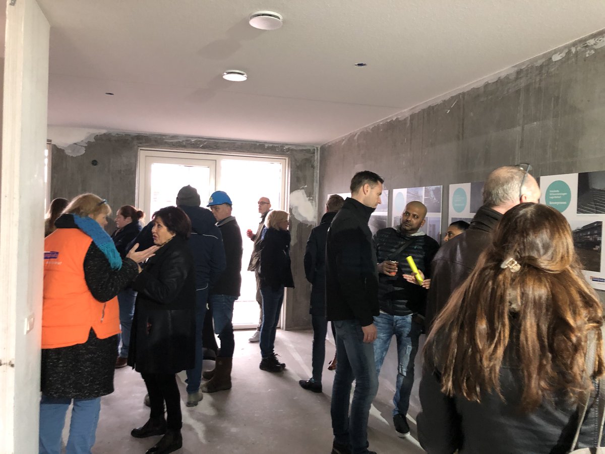 DeWoonplaats's tweet photo. Afgelopen woensdag was er een #kijkmiddag voor de toekomstige bewoners van de 50 eengezinswoningen Lage Bothof in #enschede. Enthousiaste bewoners kwamen in groten getale kijken naar de #nieuwbouw van @fijnwonen en @VanWijnenGroep. https://t.co/3nSyg003SR