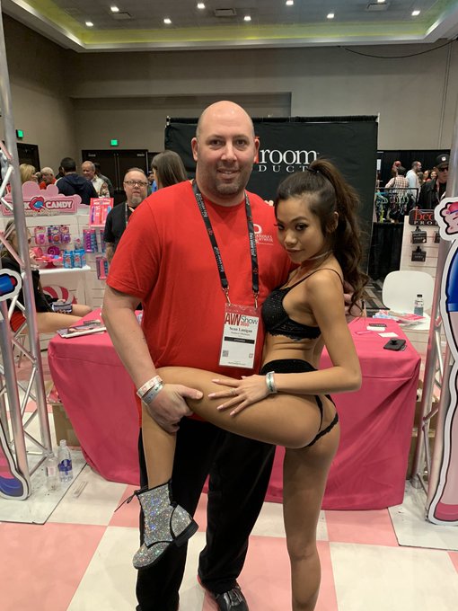 Such a sweetheart and soon to be wearing my outfits @VinaSkyy_ https://t.co/oQfcNo7az3