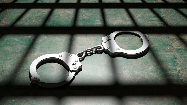 News24's tweet photo. Tshwane metro cop arrested for allegedly demanding R400 bribes | @BraGrobbies 

https://t.co/SqESSgEhRV https://t.co/fCHgC1m51S