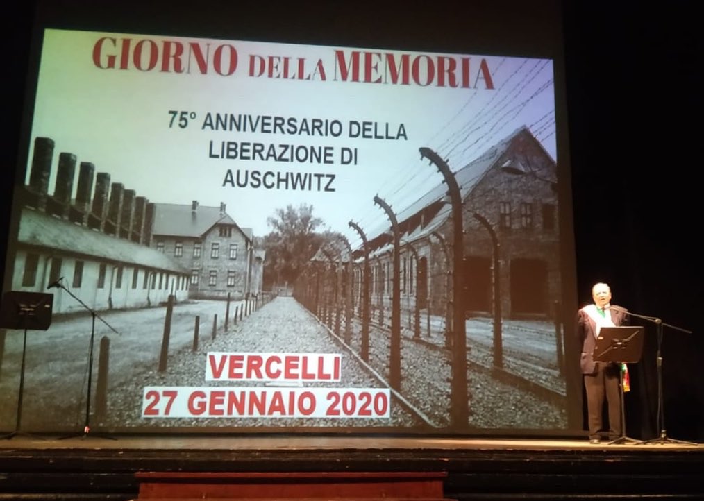 “La verità è tanto più difficile da sentire quanto più a lungo la di è taciuta” ( Anna Frank) #giornodellamemoria #27gennaio #vercelli #ricordare #nondimeticare #memoriastorica #annafrank #facciamorete #aslvercelli #comunevercelli
