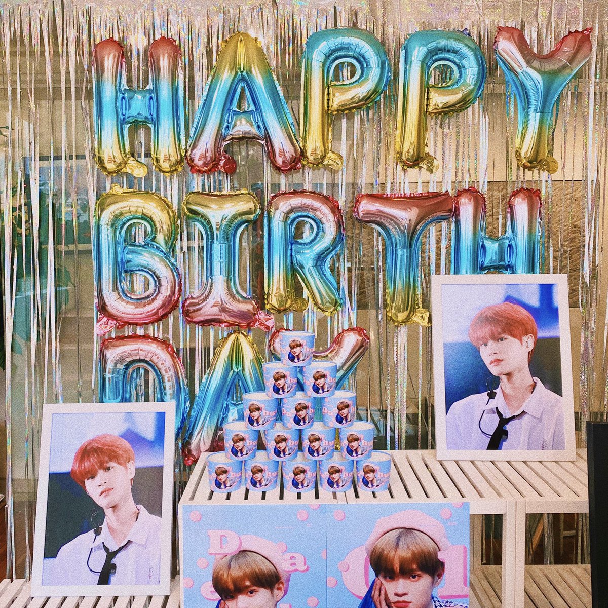 fp_0129's tweet photo. 𝙝𝙖𝙥𝙥𝙮 𝙗𝙞𝙧𝙩𝙝𝙙𝙖𝙮, 𝘿𝙖𝙚𝙝𝙬𝙞 .
𝖿𝗎𝗅𝗅 𝗈𝖿 𝗅𝗈𝗏𝖾 𝗂𝗇 𝗒𝗈𝗎𝗋 𝗍𝗐𝖾𝗇𝗍𝗒.

카페 오늘부터 정상영업중입니다. 준비된 사진 전시도 즐겁게 봐주시고 많이 방문해주세요💝😌

2020.01.27 - 01.30

신사 위드인라운지

#사랑으로_가득할_대휘의_스물 https://t.co/U0ZrlE2TTq