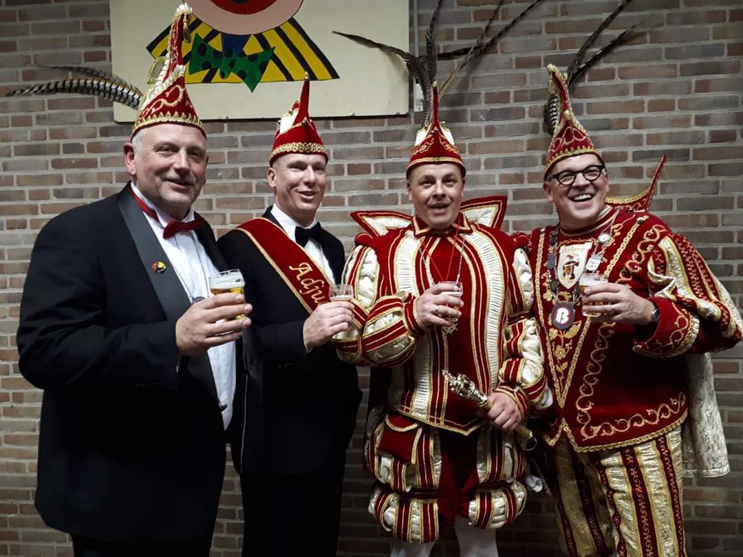 Prins Roy en adjudant Theo van harte gefeliciteerd met jullie installatie als prins en adjudant van de Vrolijke Eilanders. Maak er een mooi en gezellig carnaval in Aerdt.
#aerdt #carnaval #feest #zevenaar #boemelburcht #prinsenadjudant