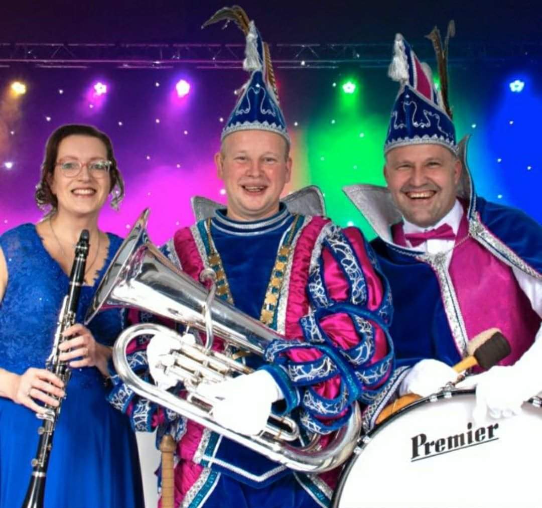 Gefeliciteerd prins Stefan van de Nachtuulen. Maak er samen met adjudant Eric en prinses Yvonne een geweldig  Uulen carnaval van. Wij gaan elkaar zien tijdens carnaval in Boemelburcht.
#nachtuulen #carnaval #feest #prins #boemelburcht #zevenaar