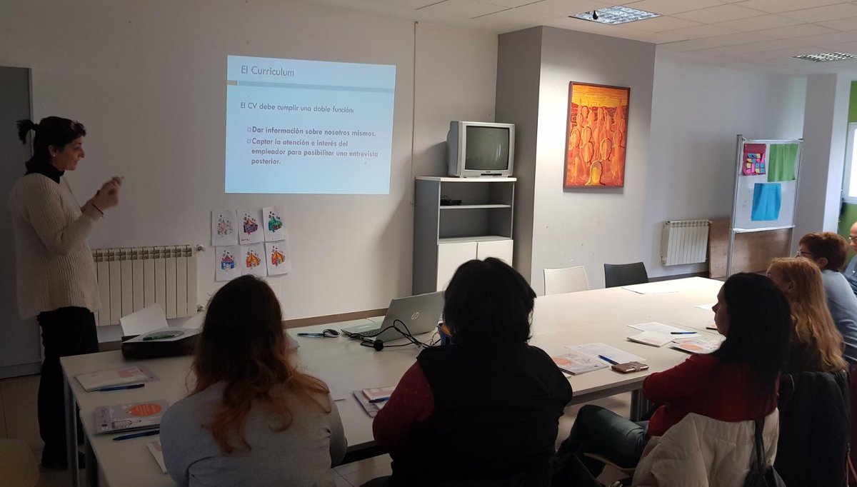 empresasjcyl's tweet photo. #RedemprendimientoeinnovaciónJCyL/ICE
Estamos en #Fabero en el Taller de Herramientas de Búsqueda de Empleo, dentro del Programa para Desempleadas, Autónomas y Cooperativas #PMDAC. https://t.co/2NzUqT9aT2